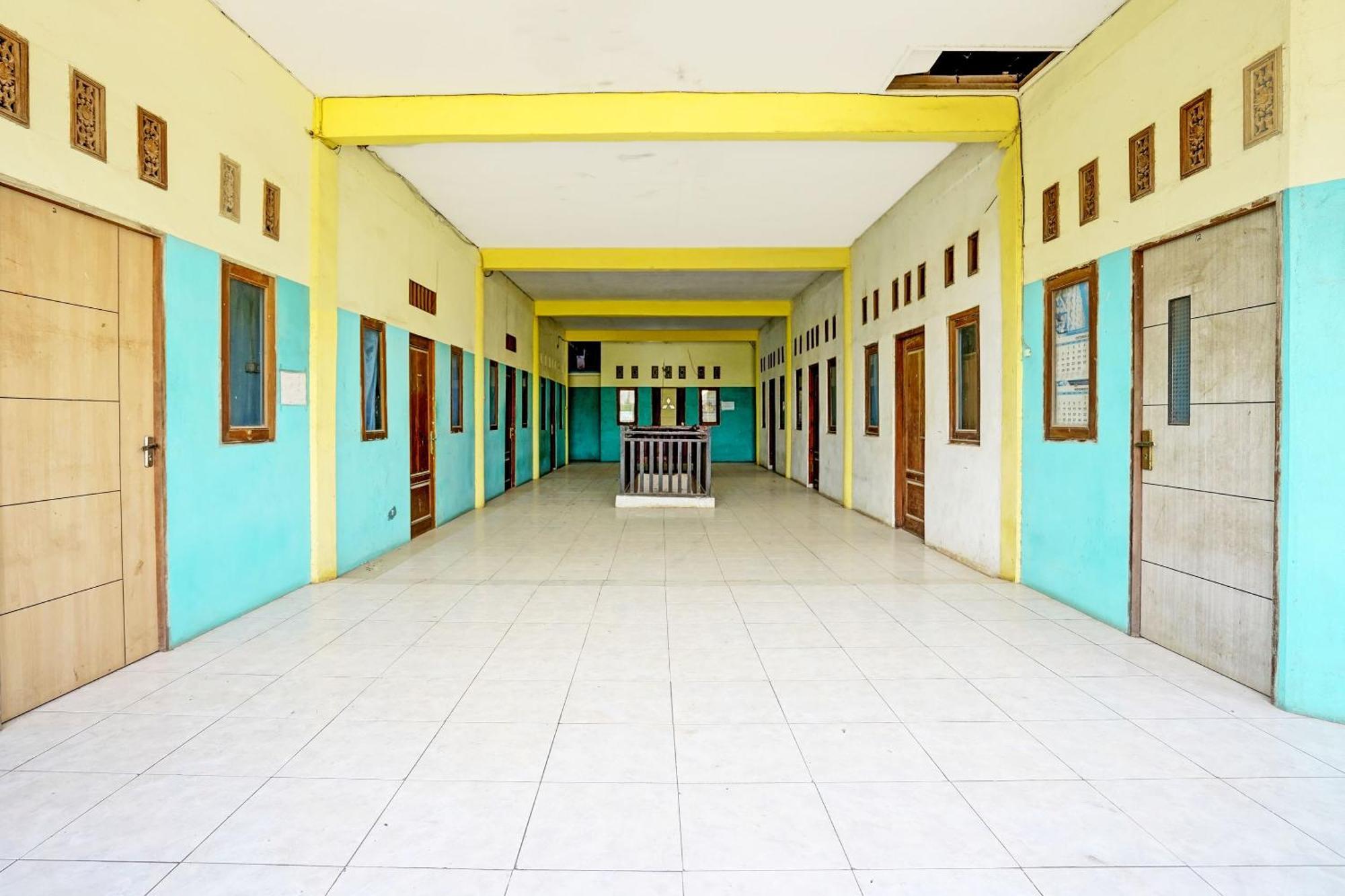 Oyo Life 93037 Nova Jaya Homestay Syariah Lamongan Bagian luar foto