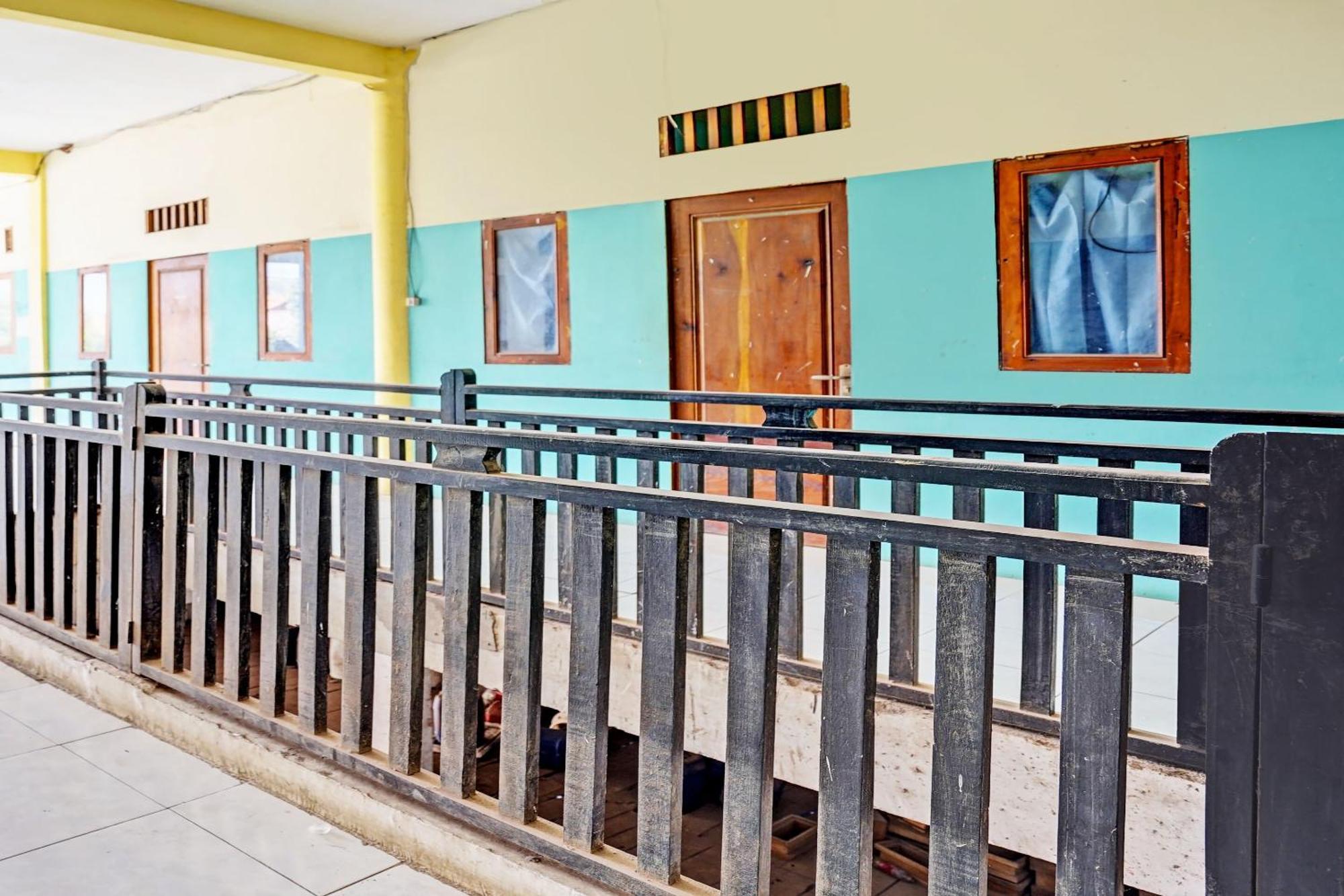 Oyo Life 93037 Nova Jaya Homestay Syariah Lamongan Bagian luar foto