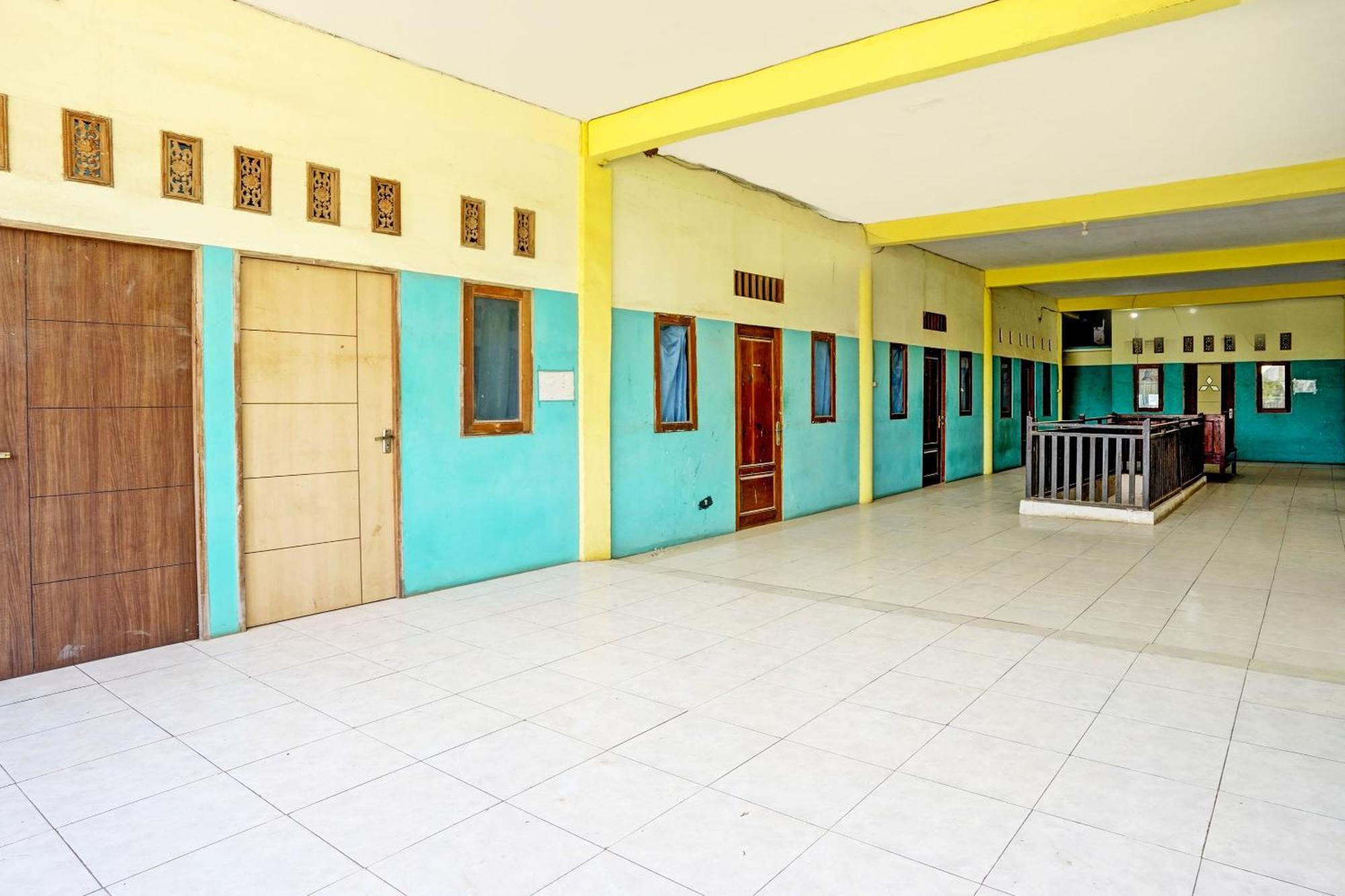 Oyo Life 93037 Nova Jaya Homestay Syariah Lamongan Bagian luar foto