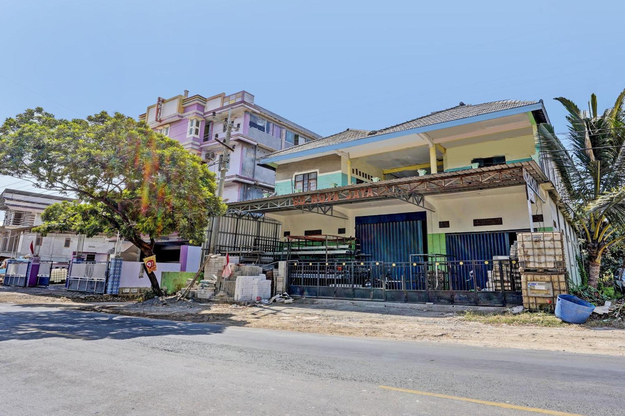 Oyo Life 93037 Nova Jaya Homestay Syariah Lamongan Bagian luar foto