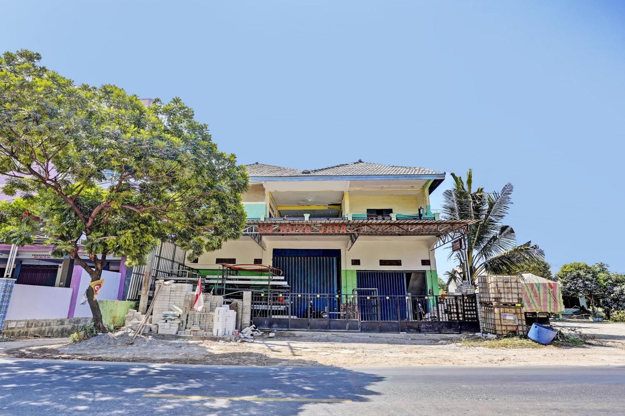 Oyo Life 93037 Nova Jaya Homestay Syariah Lamongan Bagian luar foto